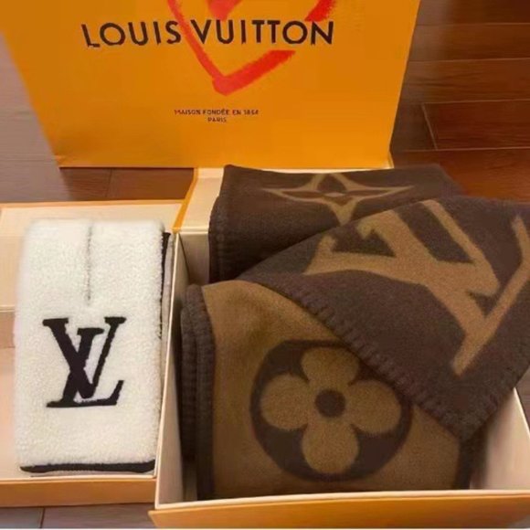 ๐โจAUTHENTICโจ๐Louis Vuitton scarf - Picture 2 of 5